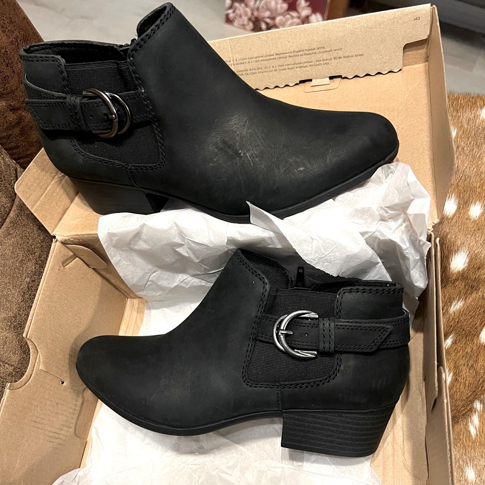 Black LEATHER booties by Clark’s. 9.5M NIB.Side zip. Outer silver tone buckle.